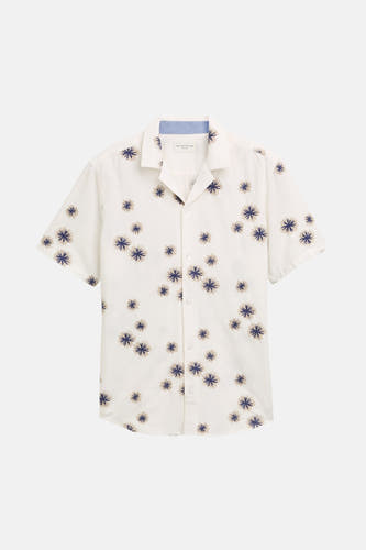 Chemise blanche à manches courtes de TOM TAILOR, avec des motifs de fleurs bleues et beige.
