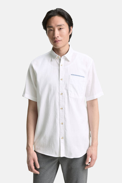 Chemise blanche à manches courtes de TOM TAILOR, avec poche poitrine et fermeture à boutons.