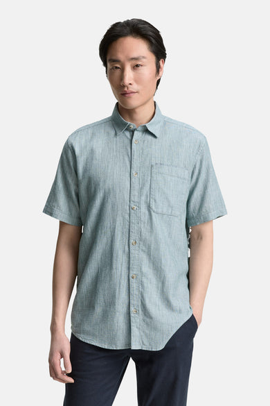 Chemise verte à manches courtes de TOM TAILOR, vue de derrière, avec une subtile texture et un design lisse.