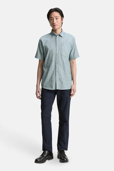 Groen overhemd met korte mouwen van TOM TAILOR, met een borstzak, gecombineerd met een donkere broek en zwarte schoenen.