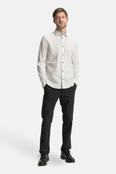 Chemise blanche à manches longues de TOM TAILOR, avec un motif à carreaux subtil, associée à un pantalon noir et des chaussures en cuir.