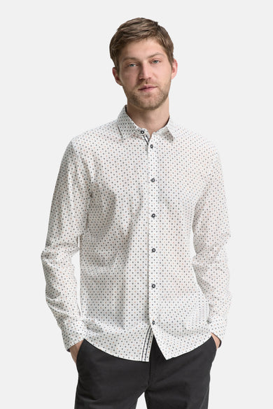 Chemise blanche à manches longues de TOM TAILOR, avec un petit motif croisé et des boutons foncés.