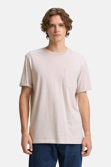 T-shirt beige à manches courtes de TOM TAILOR, avec une poche poitrine, combinéé des jeans noires et des baskets.