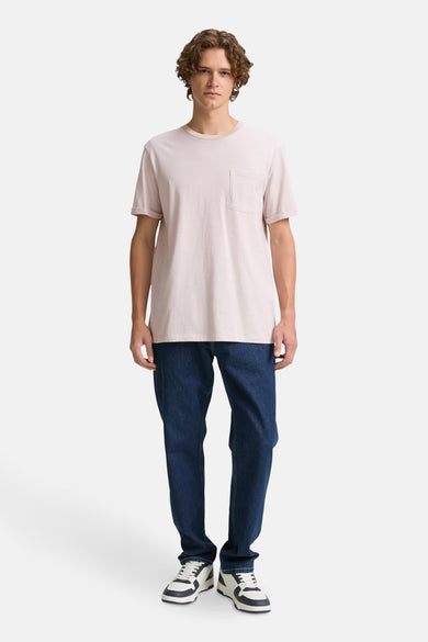 Beige T-shirt met korte mouwen van TOM TAILOR, met een borstzak, gecombineerd met donkere jeans en sneakers.