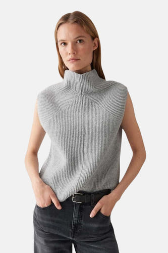 Sweat-shirt gris OPUS, modèle sans manches avec col, associé à des jeans foncés.