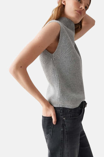 Grijze trui van OPUS, mouwloos model met col, gecombineerd met donkere jeans.
