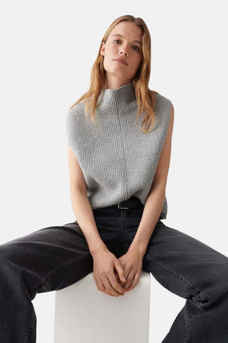 Sweat-shirt gris tréssé d'OPUS, avec un col haut, associé à un jean noir.
