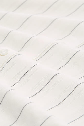 Chemise blanche à manches longues de TOM TAILOR, avec un fin motif rayé et des boutons visibles.