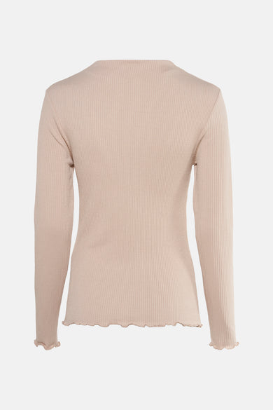 T-shirt beige à longues manches d'OPUS, avec un tissu côtelé et une encolure arrondie.