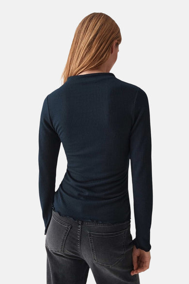 Blauw shirt met lange mouwen van OPUS, gezien van achteren met geribbelde textuur en een hoge hals.
