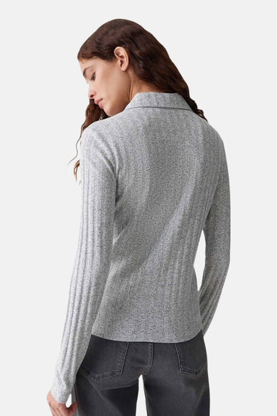 Gilet gris d'OPUS, avec des manches longues et un fin motif côtelé, vu de derrière.