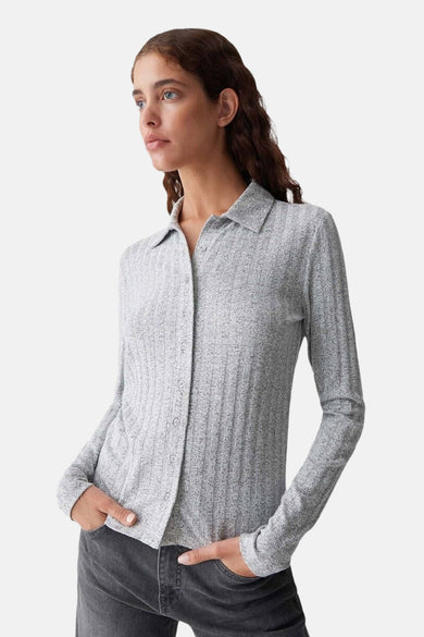 Veste grise OPUS, avec des manches longues et un tissu à mailles verticales.