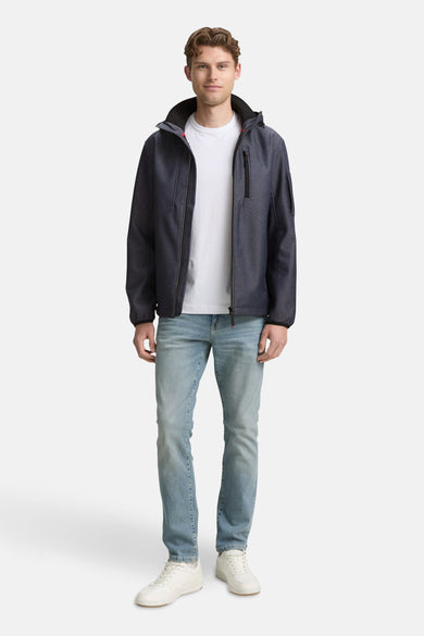 Manteau court bleu de Tom Tailor, porté avec un T-shirt blanc et des jeans légers, avec des baskets blanches.