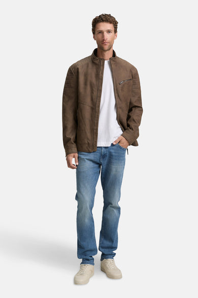 Manteau court brun de TOM TAILOR, porté avec un t-shirt blanc et des jeans bleus.