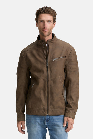 Manteau court brun de TOM TAILOR, avec fermeture éclair, poches à fermeture éclair et détails sur les épaules, porté avec un jean bleu.