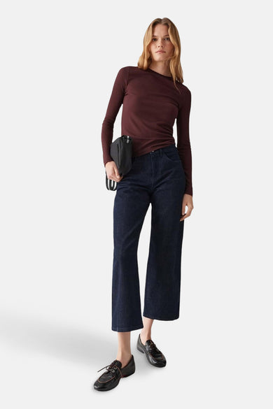 Pull marron avec col rond d'OPUS, porté avec des jeans foncés et des chaussures noires.