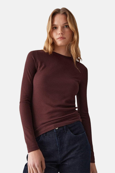 Pull marron avec col rond d'OPUS, en tricots côtelés, associé à un jean foncé.