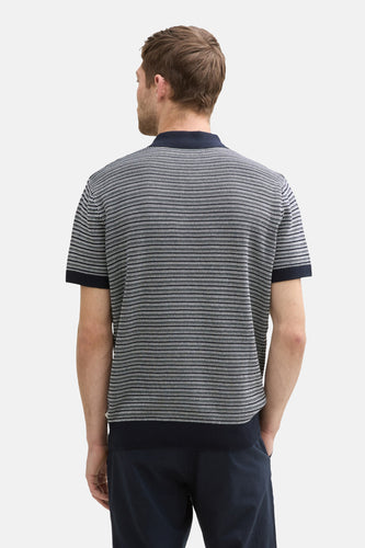 Blauwe polo van TOM TAILOR met een all-over jacquardmotief en donkerblauwe afwerkingen.
