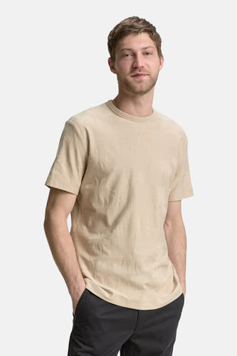 T-shirt beige à manches courtes de TOM TAILOR, avec un relief de palmier sur le dos, porté avec un pantalon foncé.