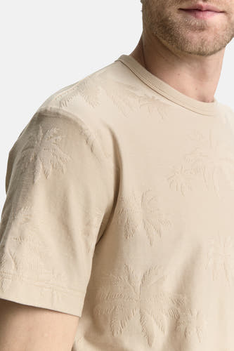 T-shirt beige à manches courtes de TOM TAILOR, avec une subtile impression de palmier sur toute la surface du tissu.