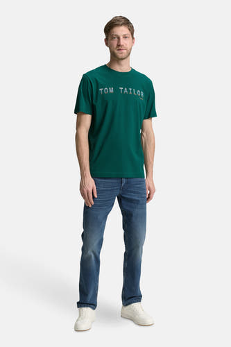 T-shirt vert avec manches courtes de TOM TAILOR, porté avec des jeans bleus et des baskets blanches.