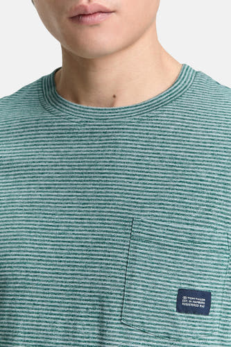 T-shirt vert avec manches courtes de TOM TAILOR, à rayures et avec une poche poitr.
