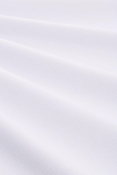 Polo blanc à manches courtes de TOM TAILOR, avec une subtile texture et des plis doux dans le tissu.