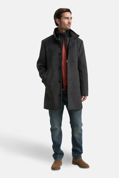 Manteau long gris de TOM TAILOR, avec un pull rouge et des jeans, et des chaussures marron.
