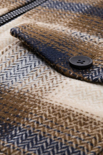 Veste courte marron de TOM TAILOR, avec détail de boutons et un subtil motif à chevrons.
