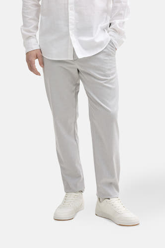Chino gris de TOM TAILOR, associé à une chemise blanche en lin et des baskets blanches.