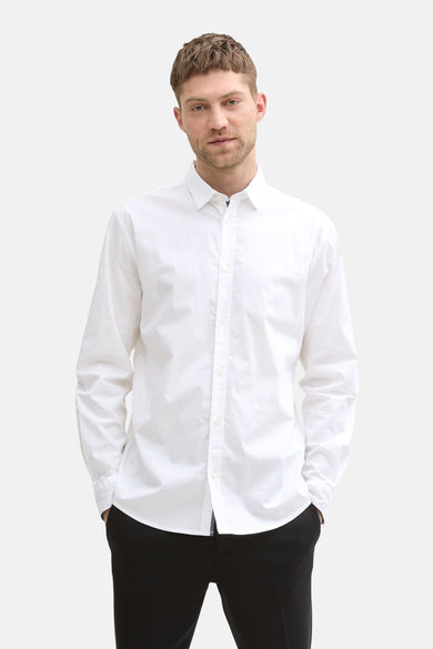 Blouse blanche à manches longues de TOM TAILOR, portée avec un pantalon noir et des chaussures noires.