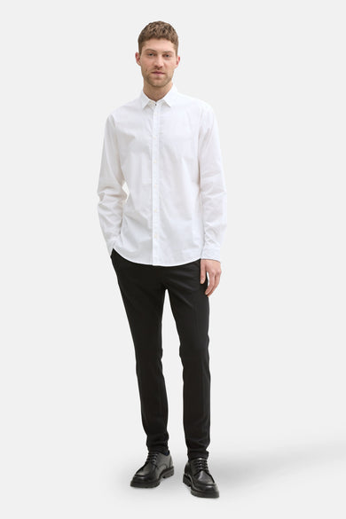 Wit overhemd met lange mouwen van TOM TAILOR, gedragen met een zwarte pantalon en zwarte schoenen.