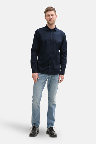 Chemise bleue marine à manches longues de TOM TAILOR, portée avec des jeans et des chaussures noires.