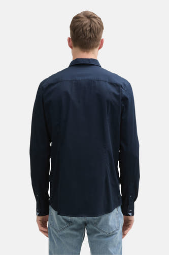 Chemise bleue marine à manches longues de TOM TAILOR, vue de derrière, avec des jeans bleu clair.