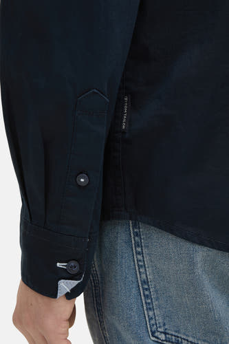 Chemise bleue marine à longues manches de TOM TAILOR, gros plan avec détails de boutons et jeans visible.
