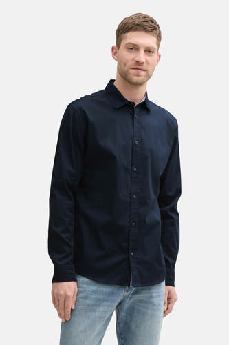 Chemise bleue marine à manches longues de TOM TAILOR, portée avec un jean bleu.