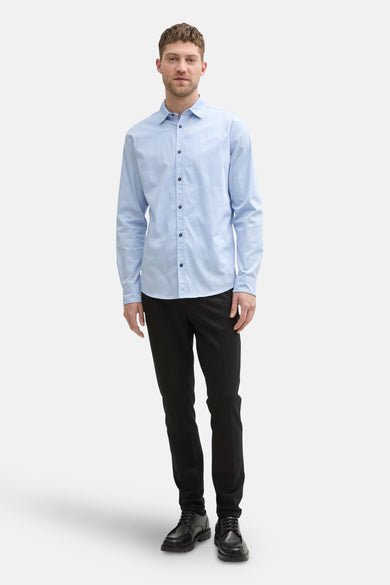 Chemise bleue à manches longues de TOM TAILOR, portée avec un pantalon noir et des chaussures.