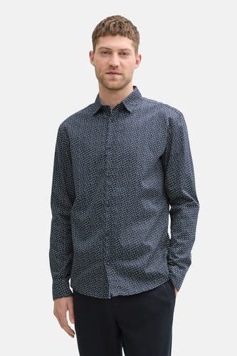 Chemise bleue à manches longues de TOM TAILOR, dotée d'un motif subtil et portée avec un pantalon foncé.