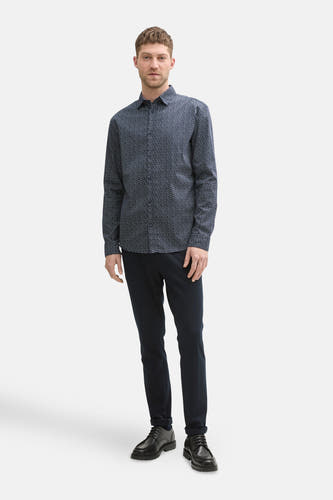 Chemise bleue à manches longues de TOM TAILOR, avec un motif délicat, associée à des pantalons foncés et des chaussures noires.