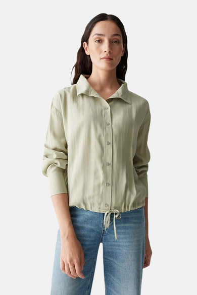 Chemise verte à manches longues d'OPUS, avec une rangée de boutons et un détail de cordon en bas.