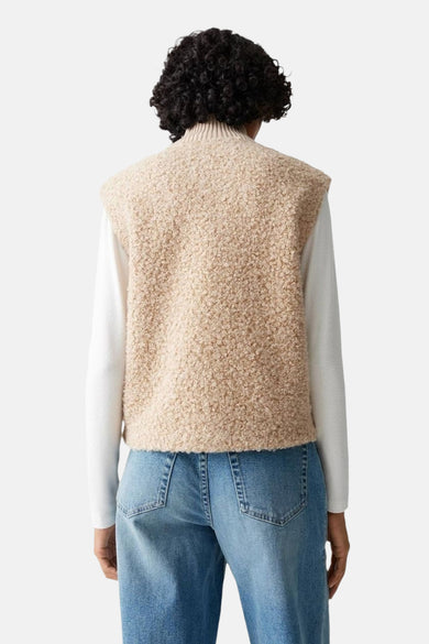 T-shirt écru avec col rond d'OPUS, dos, porté avec un bodywarmer tricoté et un jean bleu.