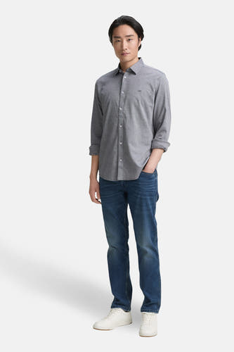 Chemise bleue à manches longues de TOM TAILOR, avec une subtile texture, portée avec des jeans et des baskets blanches.