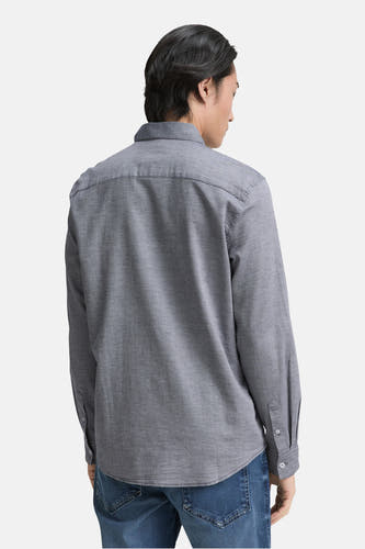 Chemise bleue à manches longues de TOM TAILOR, vue de derrière, avec des jeans.