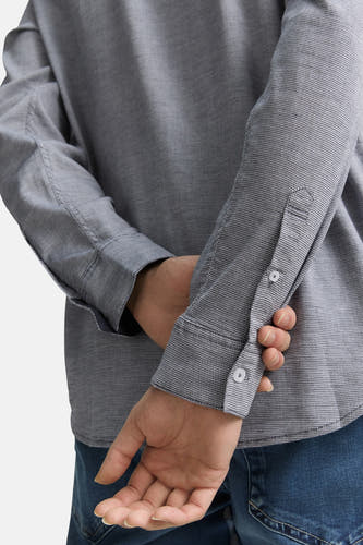 Chemise bleue à manches longues de TOM TAILOR, avec col boutonné et fine structure, portée avec des jeans.