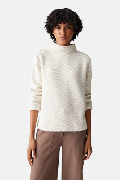 Veste écru d'OPUS, avec un tissu texturé et un col haut, vue de côté.