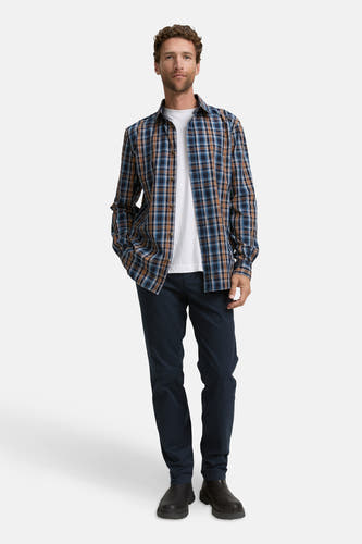 Chemise multicolore à manches longues de TOM TAILOR, portée sur un t-shirt blanc et un pantalon bleu marine.