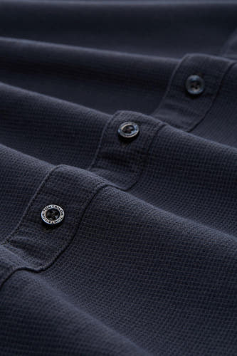 Chemise bleue à manches longues de TOM TAILOR, avec une enche visible des boutons et une structure à carreaux.