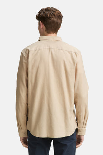 Chemise beige à manches longues de TOM TAILOR, vue arrière et pantalon bleu.