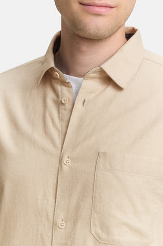 Chemise beige à manches longues de TOM TAILOR, avec poche poitrine et fermeture à boutons, gros plan.