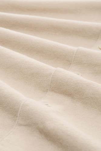 Chemise beige à manches longues de TOM TAILOR, avec plis et boutons visibles.